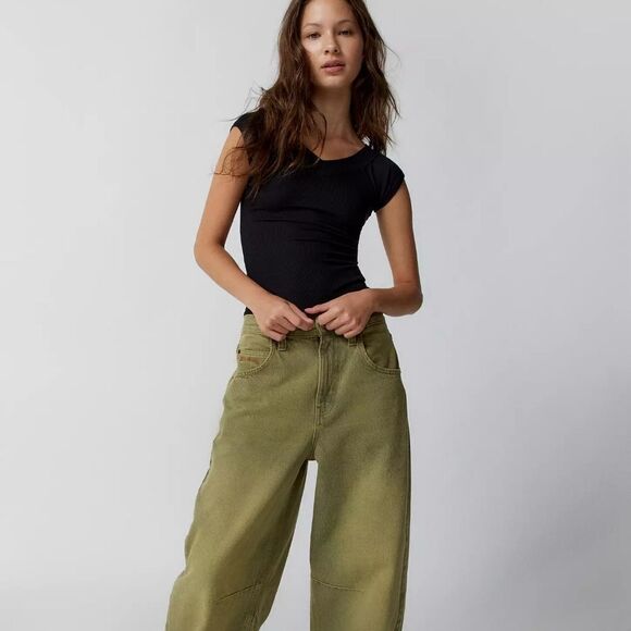 NWOT BDG Urban Outfitters V-Neck Cropped Tee - Picture 3 of 5